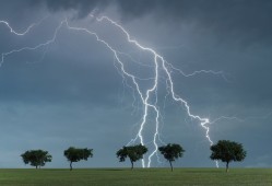 雷云拍着大手,闪电怎么仿写