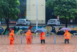 女人梦见大暴雨是什么意思