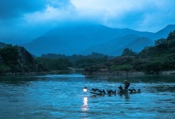 梦见自己在水里行走是什么意思