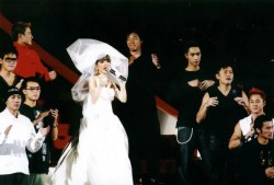 14年前梅艳芳告别演唱会上，忍痛唱完人生最后一首歌