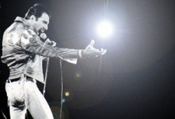 怀念龅牙大叔，怀念Freddie Mercury，看现场的人很幸福