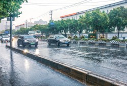 女人梦见大风大雨预示着什么