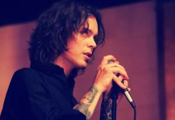 迷醉低沉的翻唱「Summer Wine」Ville Valo