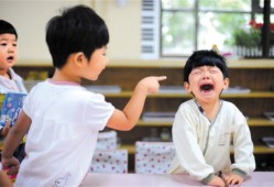 孩子在学校和同学打架 老师找家长怎么处理