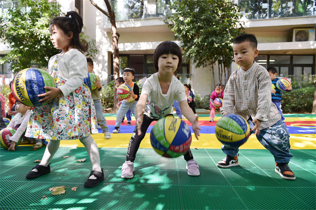 老师平时怎么带孩子进行运动比较好  第1张