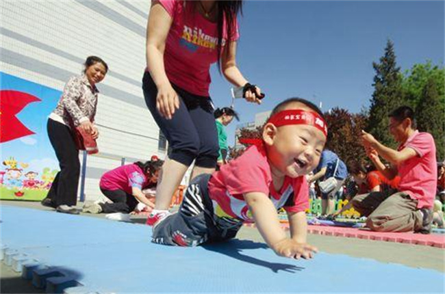 适合2－3岁宝宝的户外亲子游戏是什么  第1张