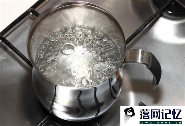 烧开的自来水里有水垢还能不能喝？  第1张