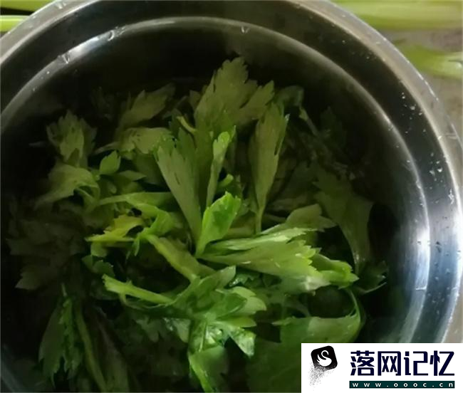 香煎芹菜饼的做法  第1张